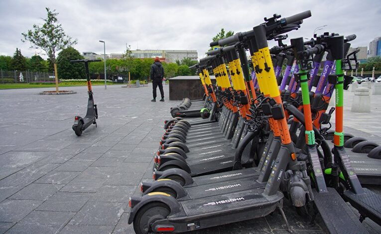 Суд взыскал с Whoosh более 384 тыс руб за наезд электросамоката на девушку